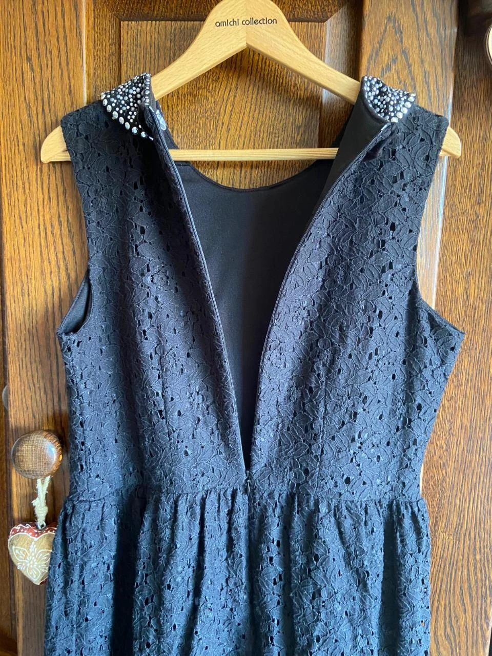 Vestido de encaje negro, cuello con pedrería. Clockhouse. Talla XL – photo 11